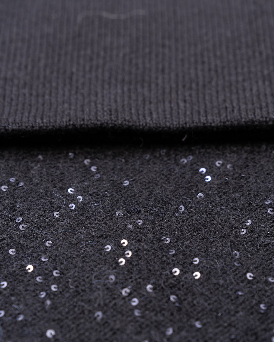 shop FABIANA FILIPPI  Sciarpa: Fabiana Filippi maxi sciarpa con paillettes nera.
Sciarpa in lana, seta e cashmere. 
Paillettes.
Composizione: 48% lana 20% seta 17% cashmere 11% alpaca 4% poliestere.
Dimensioni: 200x60 cm.
Made in Italy.. SAD213A707H909-VR3 number 1938041